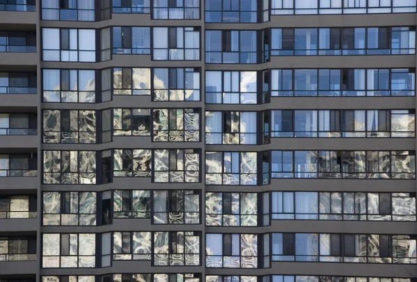 Straat weerspiegelen in het glas van modern gebouw — Stockfoto