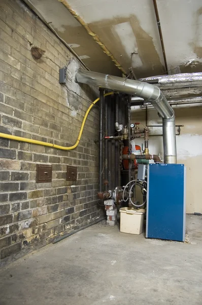 Boiler im Keller; industrieller, schmutziger Grunge-Hintergrund — Stockfoto