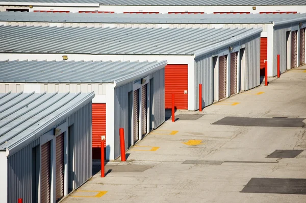 Randig metallgjuterier garage tak; abstrakt industriella bakgrund — Stockfoto