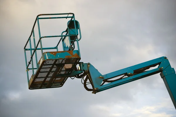 Mavi gökyüzüne karşı Asansör sahne; Endüstriyel arka plan — Stok fotoğraf