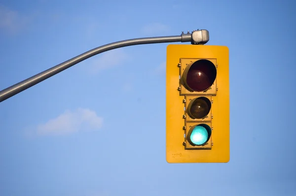 Traffic-light aginst blauwe hemel — Stockfoto