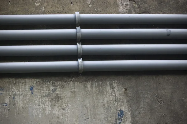 Трубы водопроводные на кирпичной стене — стоковое фото