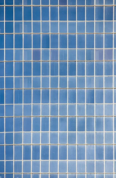 Nahaufnahme der reflektierenden Glasoberfläche am Wolkenkratzer — Stockfoto