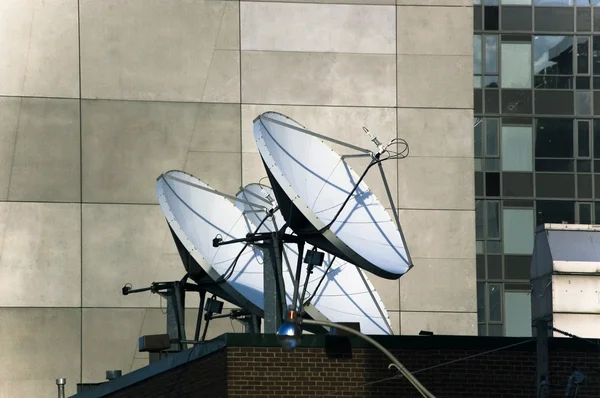 屋根の上に 2 つの衛星の料理 — ストック写真