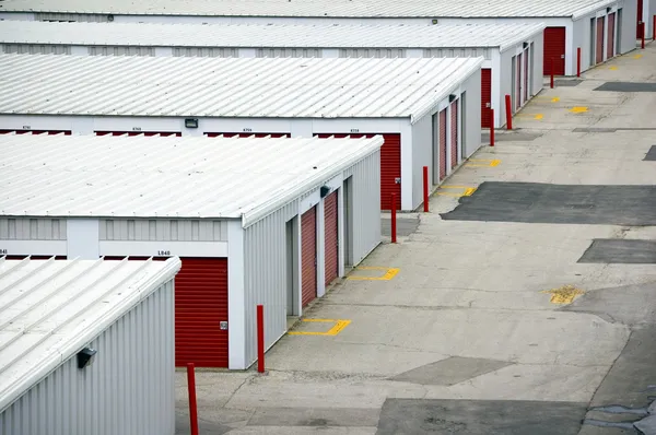 Полосатая металлическая крыша гаража; абстрактный промышленный фон — стоковое фото