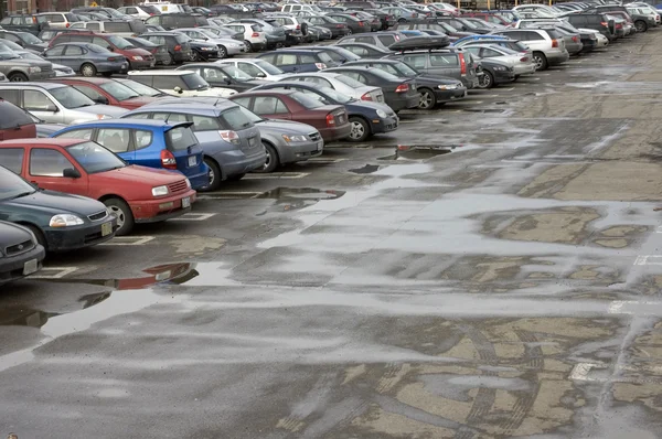 Gros plan sur la rangée de voitures sur le parking — Photo