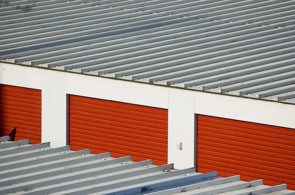 Полосатая металлическая крыша гаража; абстрактный промышленный фон — стоковое фото