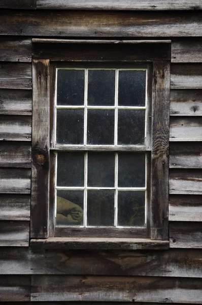Okno na wyblakły ściany drewniane — Zdjęcie stockowe