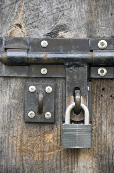 Padlock op oude schuur deur — Stockfoto