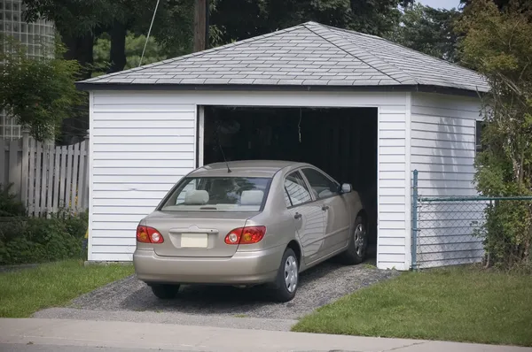 Bil i garaget — Stockfoto