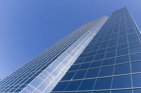 Close up of modern skyscraper / abstract building background / glass reflec — Stock Photo, Image