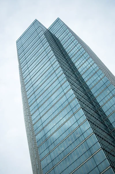 Alto rascacielos contra el cielo ; — Foto de Stock