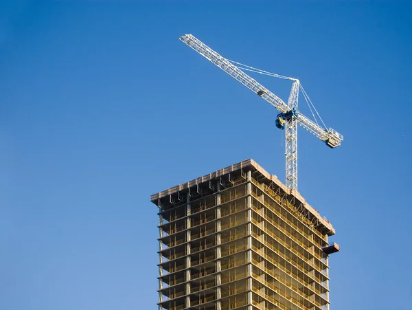 Kraan op de top van gebouw — Stockfoto
