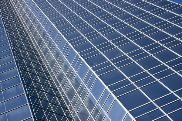 Primer plano del rascacielos moderno / fondo abstracto del edificio / reflejo de vidrio — Foto de Stock