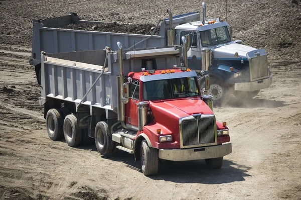 먼지에 트럭 트럭 — 스톡 사진