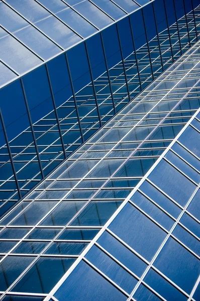 Als gevolg van glas van kantoorgebouw — Stockfoto