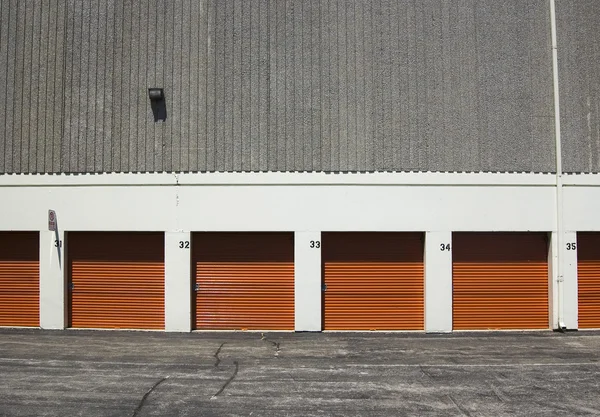Porte da garage rosse; sfondo industriale astratto — Foto Stock