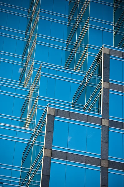 Vidrio reflectante del edificio de oficinas — Foto de Stock