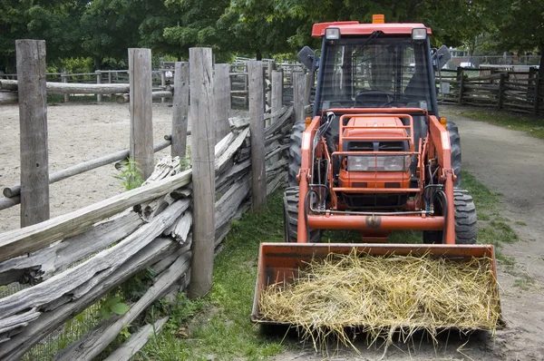Traktor v letních venkovských společenství — Stock fotografie