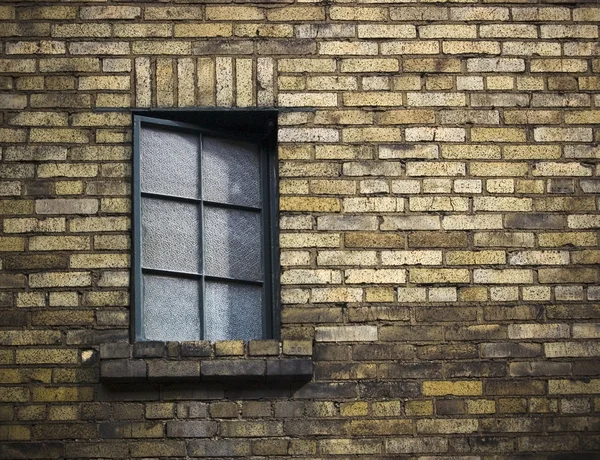 Okno na staré omšelé cihlová zeď — Stock fotografie