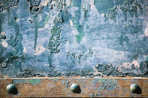 Tornillos de pintura astillada con textura oxidada — Foto de Stock
