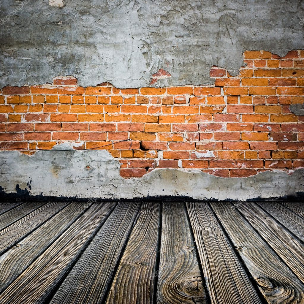 kamer met stucwerk peeling bakstenen muur en houten vloer — Stockfoto