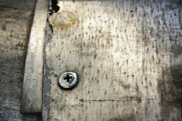 Textura de metal rayado con un tornillo — Foto de Stock