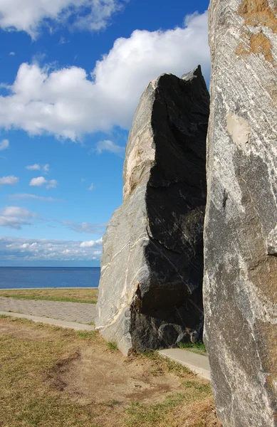 Huge rocks against sea and sky — Stock Photo, Image