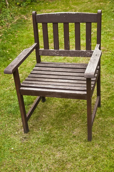 Starym rozkładających się krzesło ogrodowe — Zdjęcie stockowe