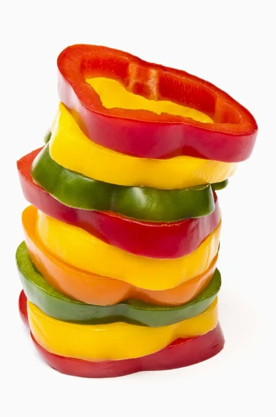Skivad färgade paprika i en stapel — Stockfoto
