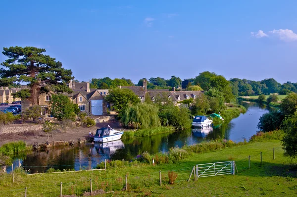 Vila rural inglesa por rio — Fotografia de Stock