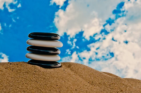 Cinco pedras pretas e brancas empilhadas em uma pilha — Fotografia de Stock
