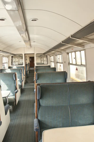 Velho vagão ferroviário com assentos verdes — Fotografia de Stock