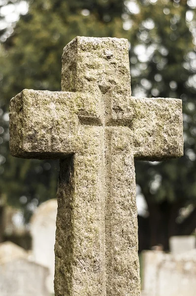Kamenný kříž na hřbitově — Stock fotografie