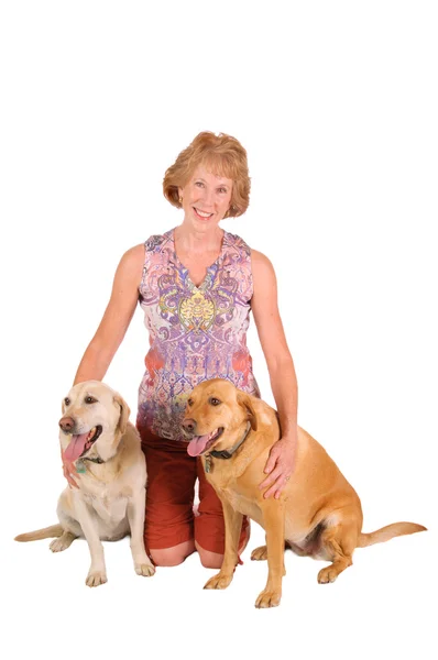 Женщина со своими собаками — стоковое фото