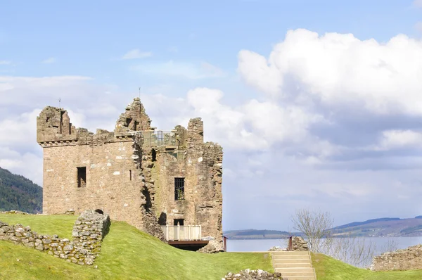 Urquhart castle na jezeře loch ness ve Skotsku — Stock fotografie