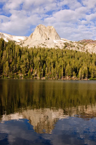 山の湖の反射 — ストック写真