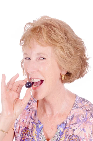Femme mangeant du raisin — Photo