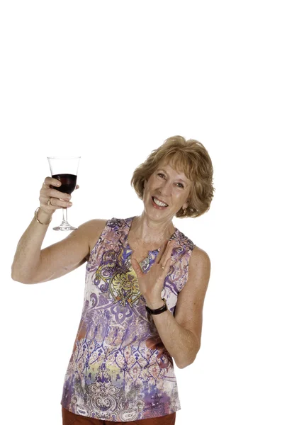 Frau trinkt Wein — Stockfoto