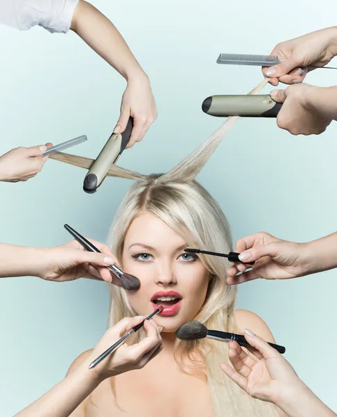 Retrato hermosa chica de pelo blanco con cepillo de maquillaje —  Fotos de Stock