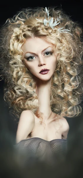 Menina boneca com cabelo encaracolado — Fotografia de Stock