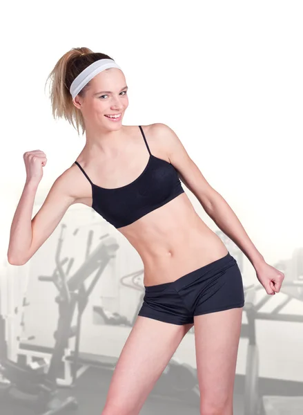 Krásná blonďatá fitness dívka v černých šatech. — Stock fotografie