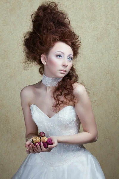 Beautiful girl with rose petals in the hands of — Stock Photo, Image