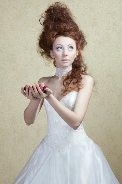Красива дівчина з пелюстками троянд в руках — стокове фото