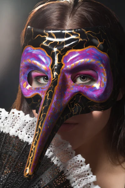 Menina em uma máscara veneziana — Fotografia de Stock