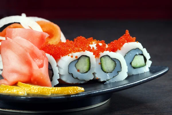 Ιαπωνικό σούσι σε πιάτο — Φωτογραφία Αρχείου