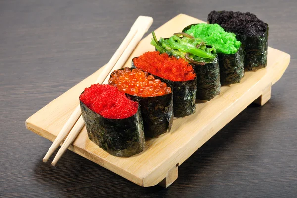 Sushi na drewniane płyty z laskami — Zdjęcie stockowe