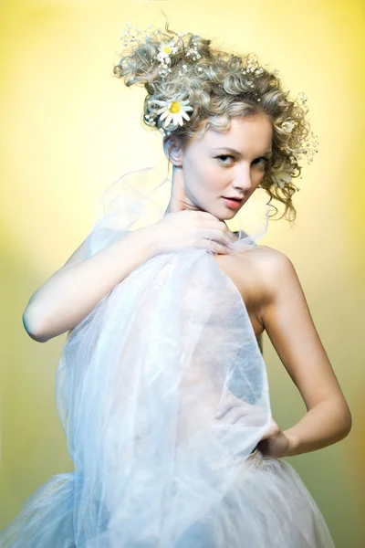 Красива дівчина з квітами у волоссі — стокове фото