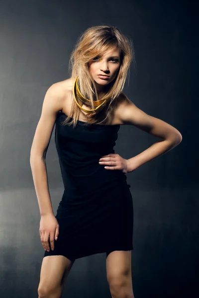 Όμορφη ξανθιά κοπέλα με μαύρο φόρεμα — Φωτογραφία Αρχείου