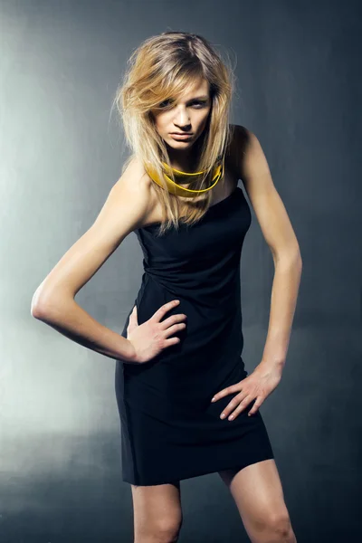 Krásná blondýna dívka v černých šatech — Stock fotografie